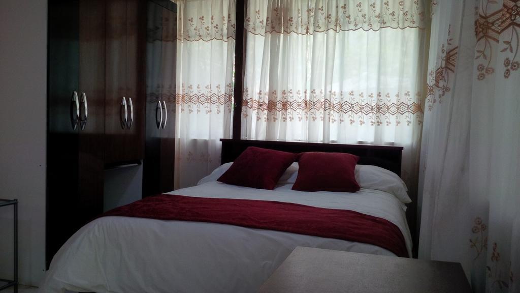Hostal El Parque Tababela Εξωτερικό φωτογραφία