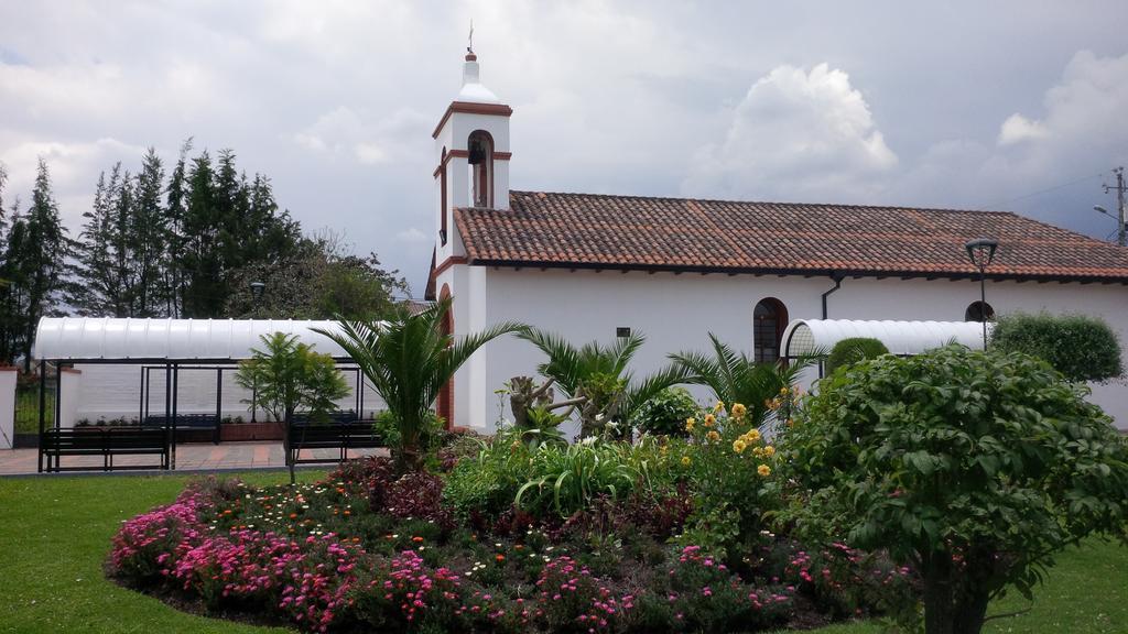 Hostal El Parque Tababela Εξωτερικό φωτογραφία