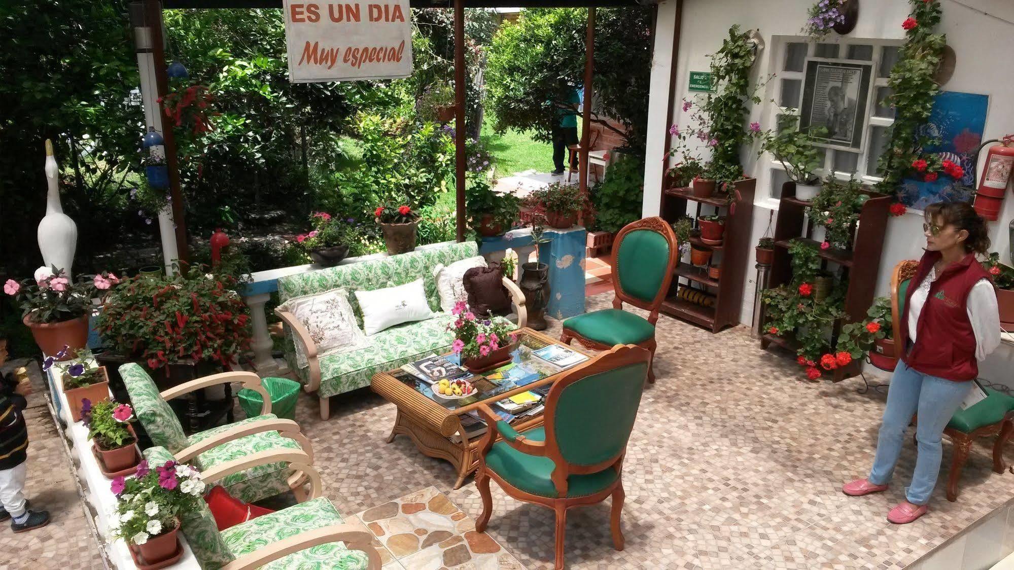 Hostal El Parque Tababela Εξωτερικό φωτογραφία