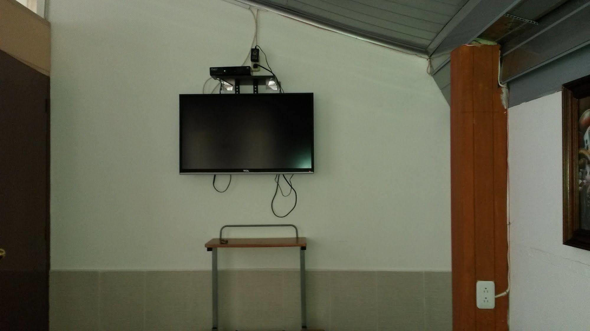 Hostal El Parque Tababela Εξωτερικό φωτογραφία