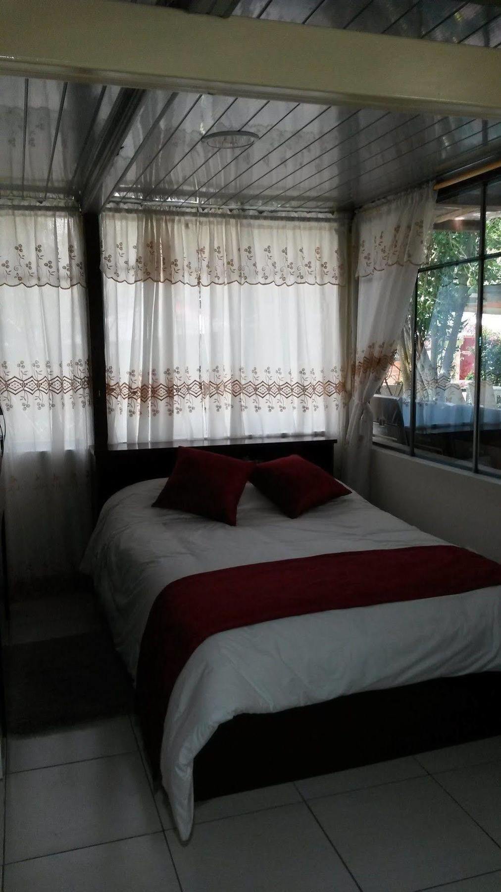 Hostal El Parque Tababela Εξωτερικό φωτογραφία