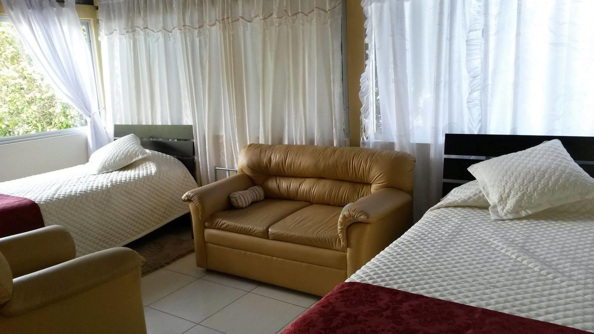 Hostal El Parque Tababela Εξωτερικό φωτογραφία