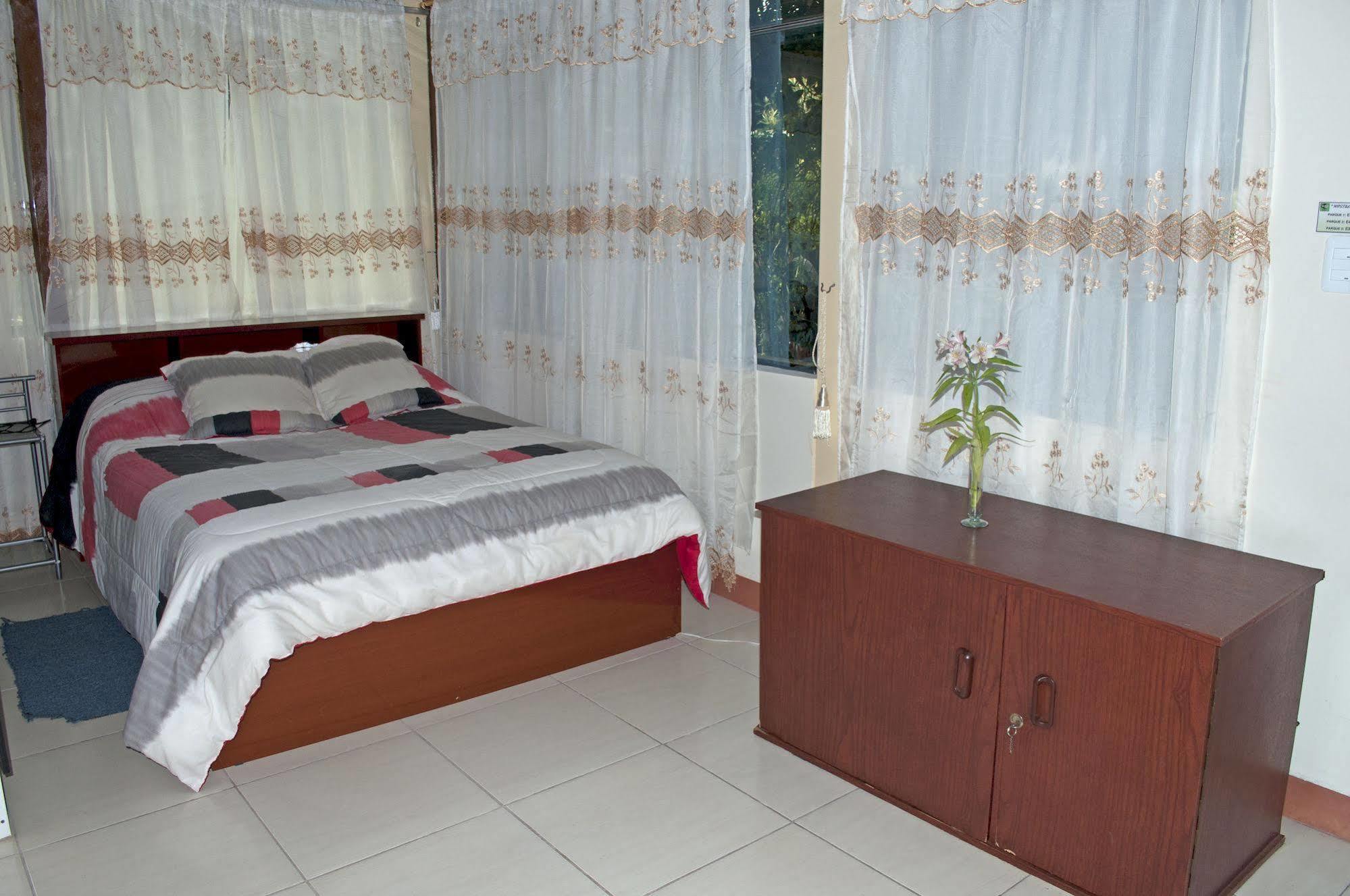 Hostal El Parque Tababela Εξωτερικό φωτογραφία