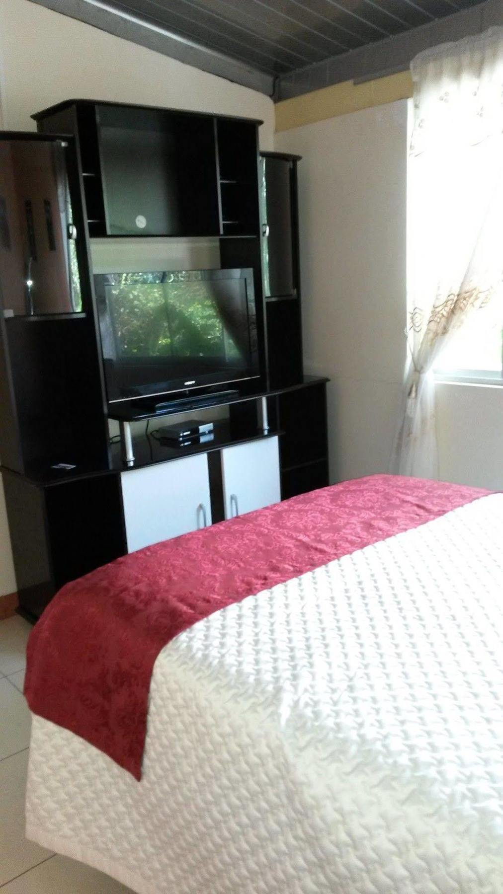 Hostal El Parque Tababela Εξωτερικό φωτογραφία