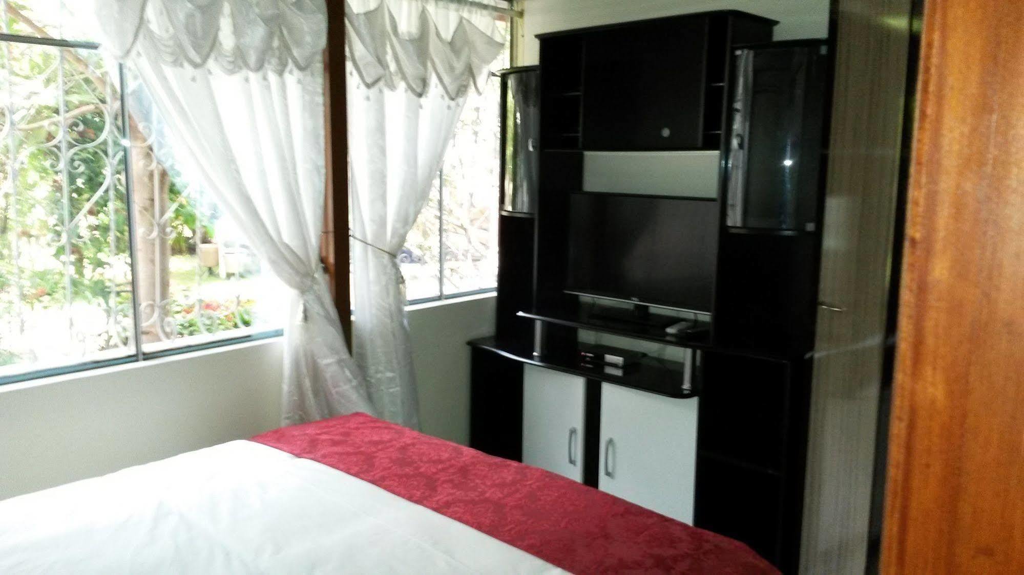Hostal El Parque Tababela Εξωτερικό φωτογραφία