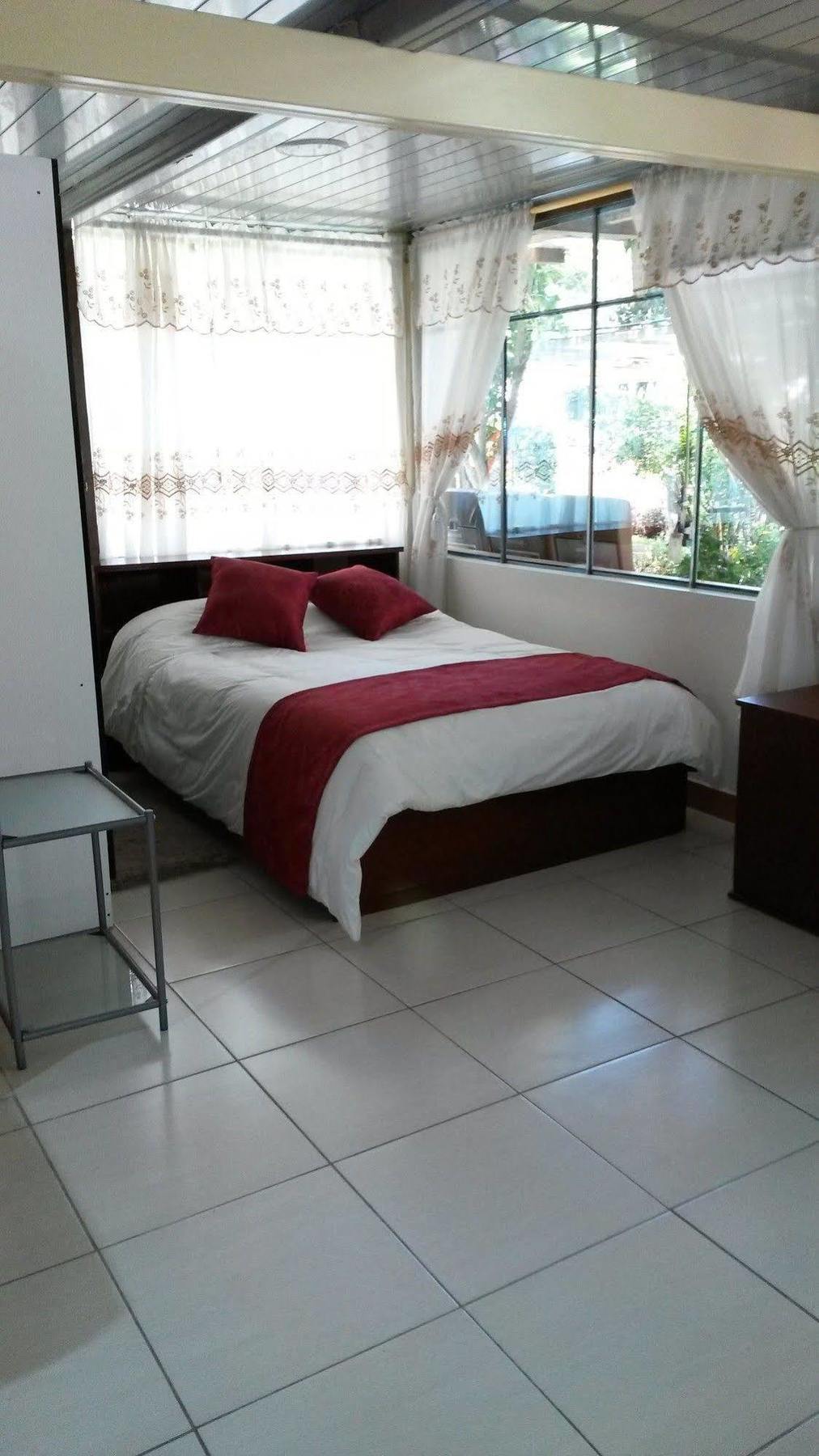 Hostal El Parque Tababela Εξωτερικό φωτογραφία