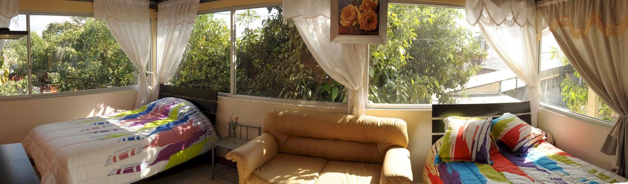 Hostal El Parque Tababela Εξωτερικό φωτογραφία