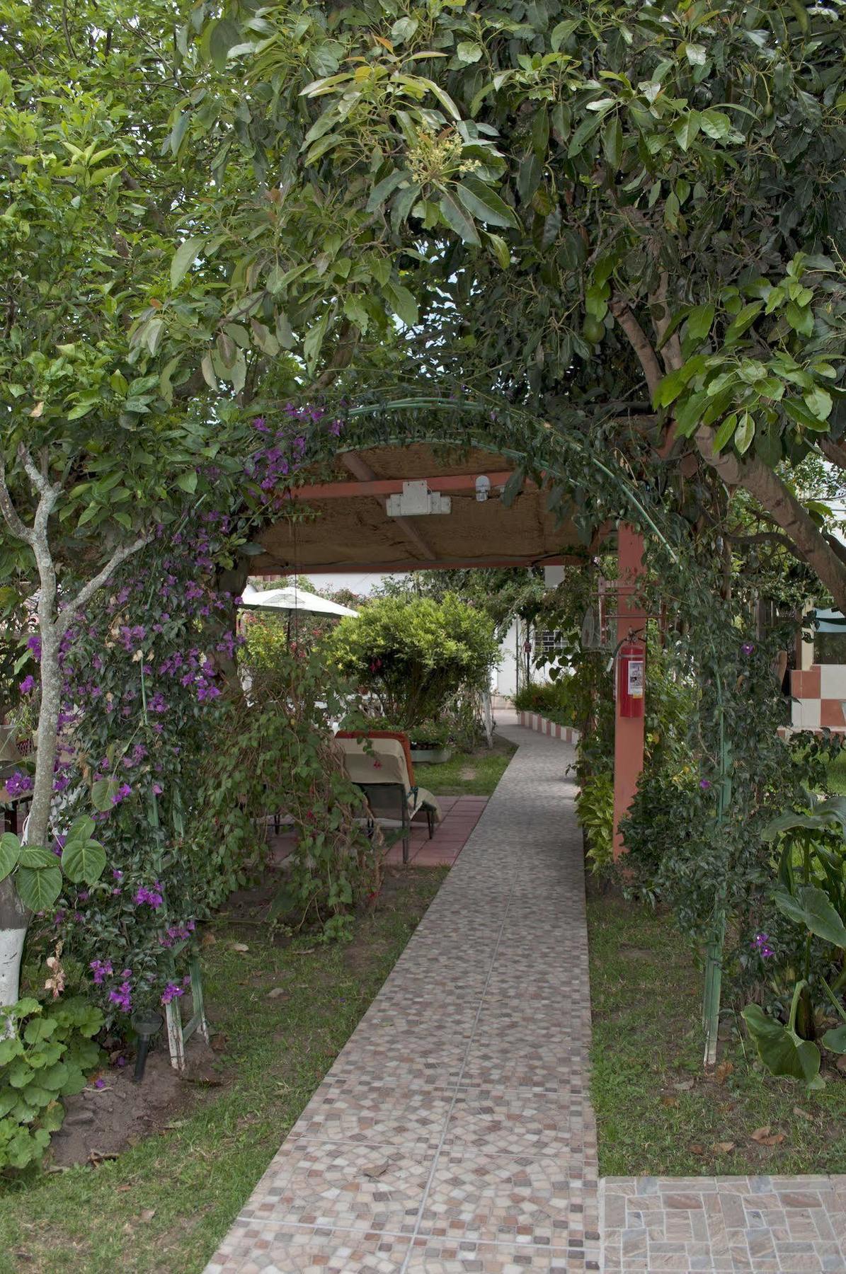 Hostal El Parque Tababela Εξωτερικό φωτογραφία